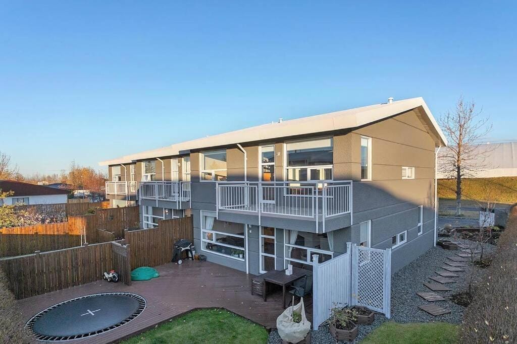 Family villa in suburban Reykjavik — 1