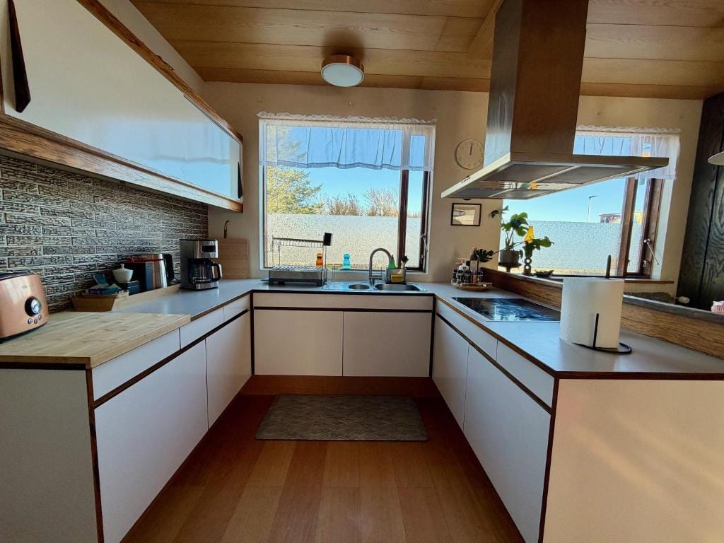 Keflavík 3BR Home, Near Airport, Sleeps 7 — 4